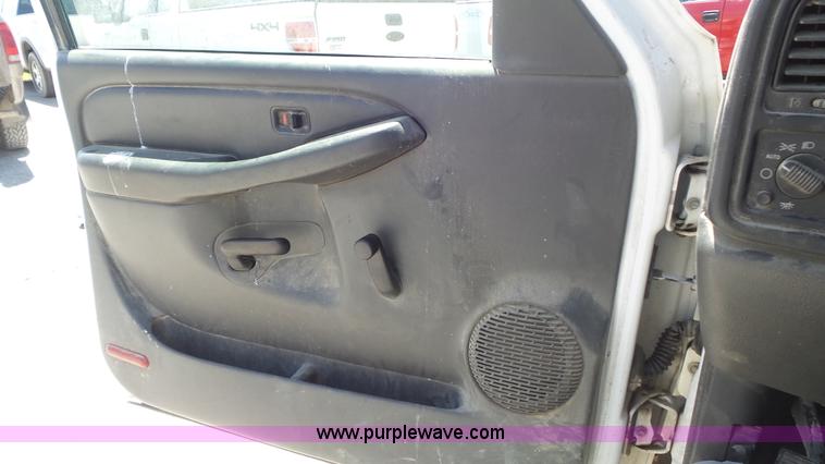 image for item K7748 2003 Chevrolet Silverado 2500 HD pickup truck