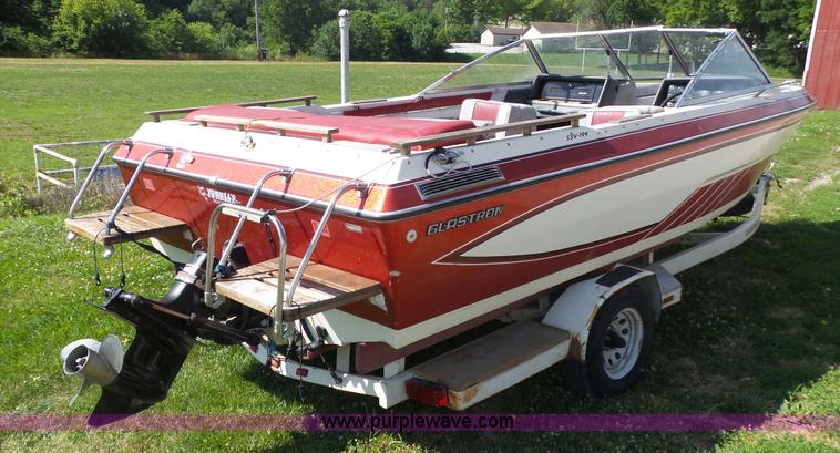 image for item K8323 1988 Glastron SSV-199 boat