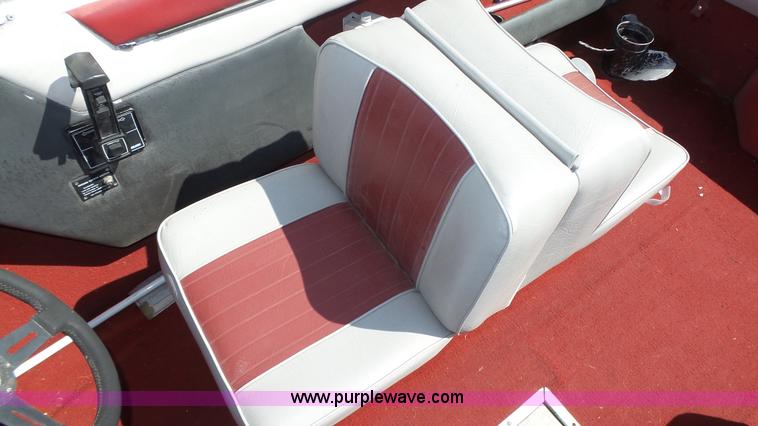 image for item K8323 1988 Glastron SSV-199 boat