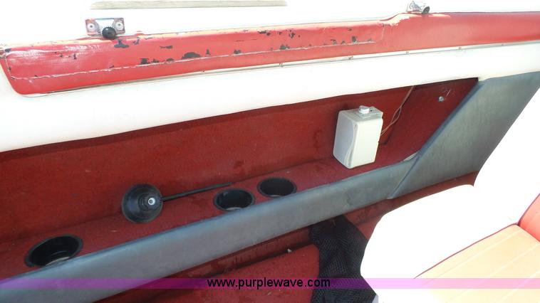 image for item K8323 1988 Glastron SSV-199 boat