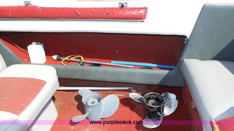 image for item K8323 1988 Glastron SSV-199 boat