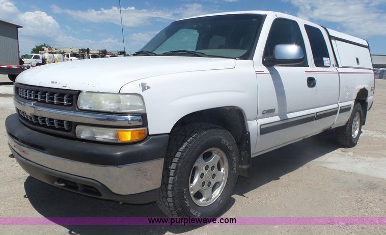 image for item K8337 2000 Chevrolet Silverado 1500 LS Z71 Ext. Cab pickup truck