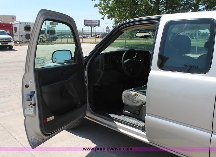 image for item K8812 2004 Chevrolet Silverado 1500 Ext. Cab pickup truck