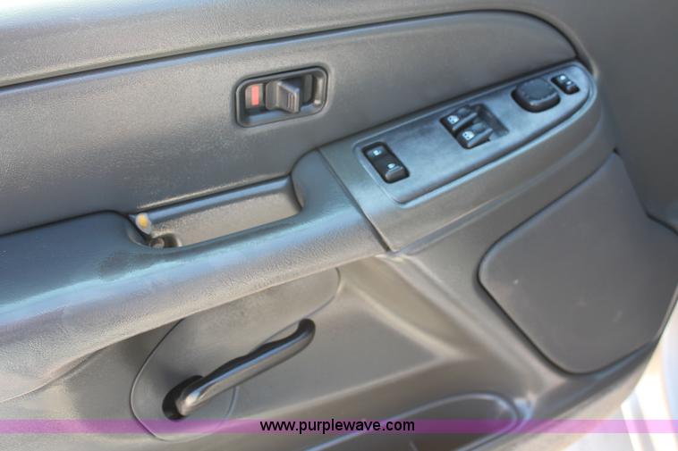 image for item K8812 2004 Chevrolet Silverado 1500 Ext. Cab pickup truck