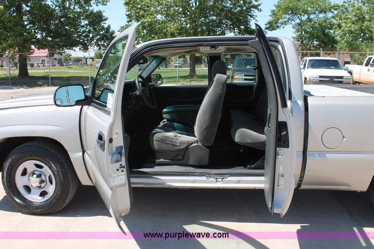 image for item K8812 2004 Chevrolet Silverado 1500 Ext. Cab pickup truck