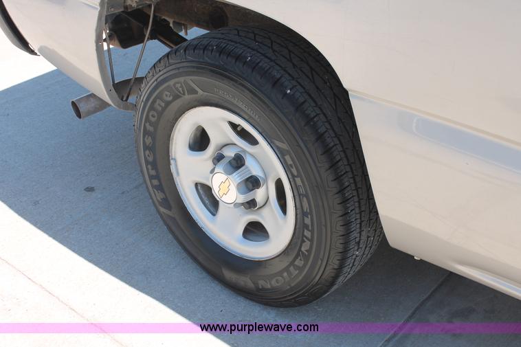 image for item K8812 2004 Chevrolet Silverado 1500 Ext. Cab pickup truck