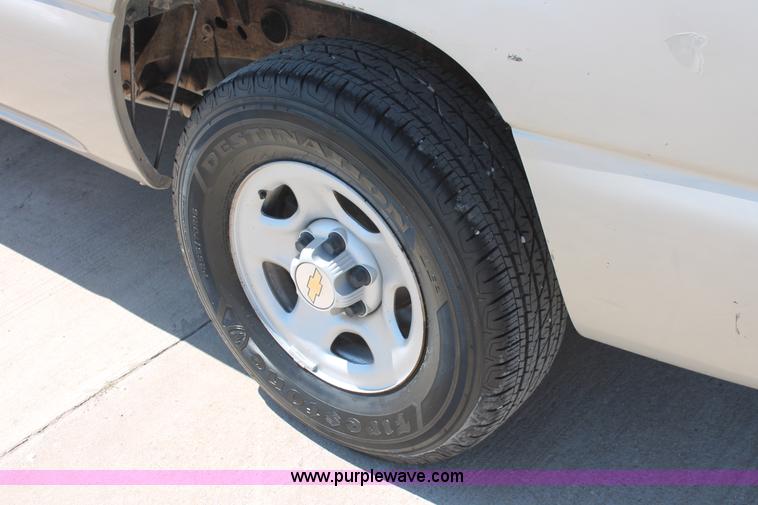 image for item K8812 2004 Chevrolet Silverado 1500 Ext. Cab pickup truck