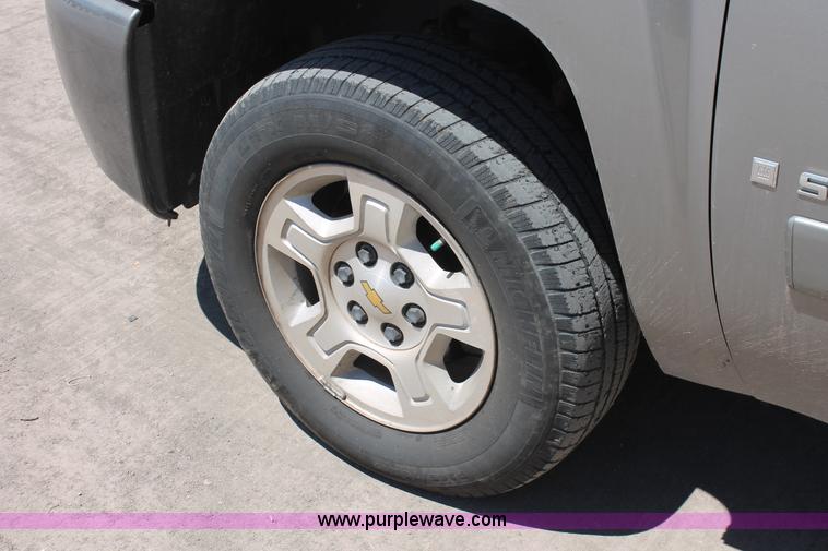 image for item K8820 2008 Chevrolet Silverado 1500 LT Crew Cab pickup truck