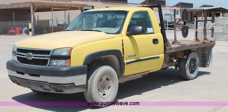 image for item K8821 2006 Chevrolet Silverado 2500HD flatbed pickup truck