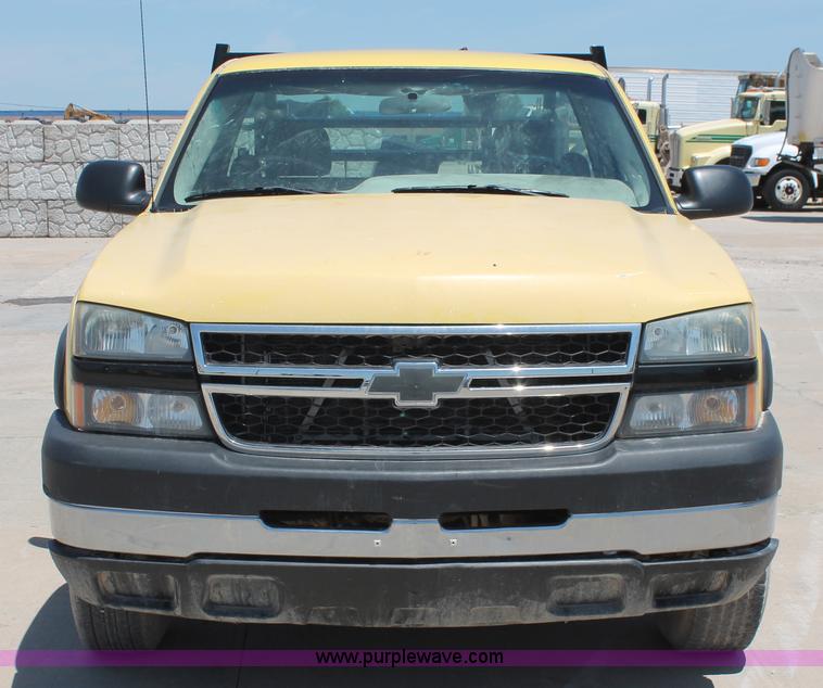 image for item K8821 2006 Chevrolet Silverado 2500HD flatbed pickup truck
