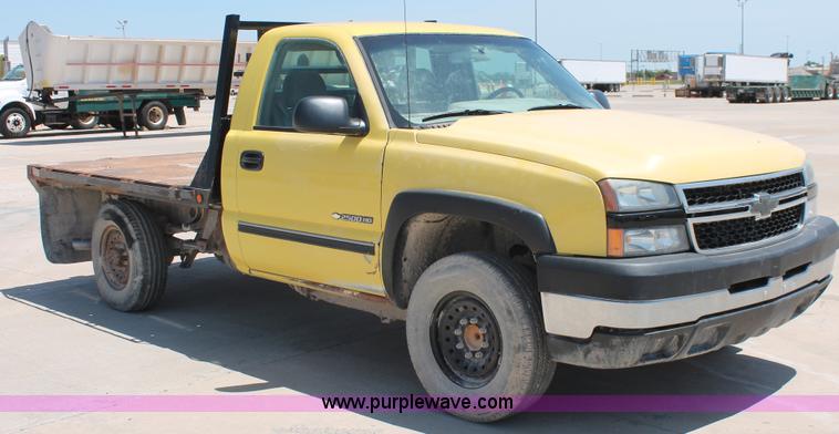 image for item K8821 2006 Chevrolet Silverado 2500HD flatbed pickup truck