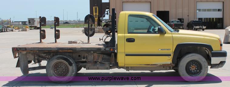 image for item K8821 2006 Chevrolet Silverado 2500HD flatbed pickup truck