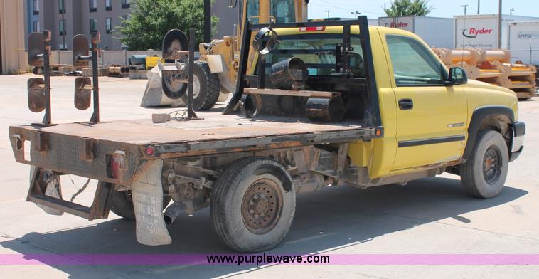 image for item K8821 2006 Chevrolet Silverado 2500HD flatbed pickup truck