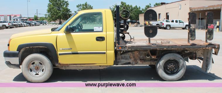 image for item K8821 2006 Chevrolet Silverado 2500HD flatbed pickup truck