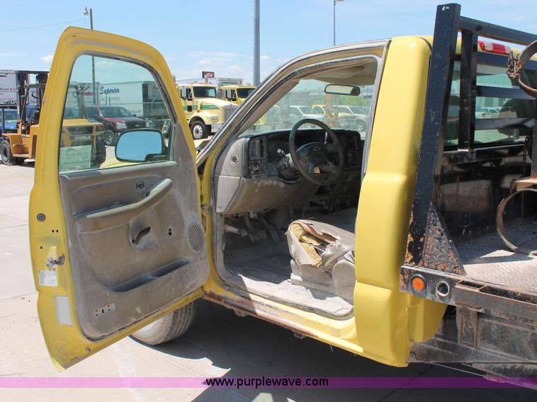 image for item K8821 2006 Chevrolet Silverado 2500HD flatbed pickup truck