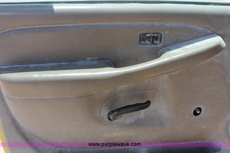 image for item K8821 2006 Chevrolet Silverado 2500HD flatbed pickup truck