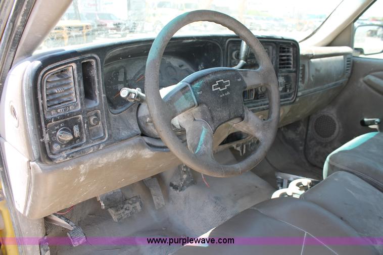 image for item K8821 2006 Chevrolet Silverado 2500HD flatbed pickup truck