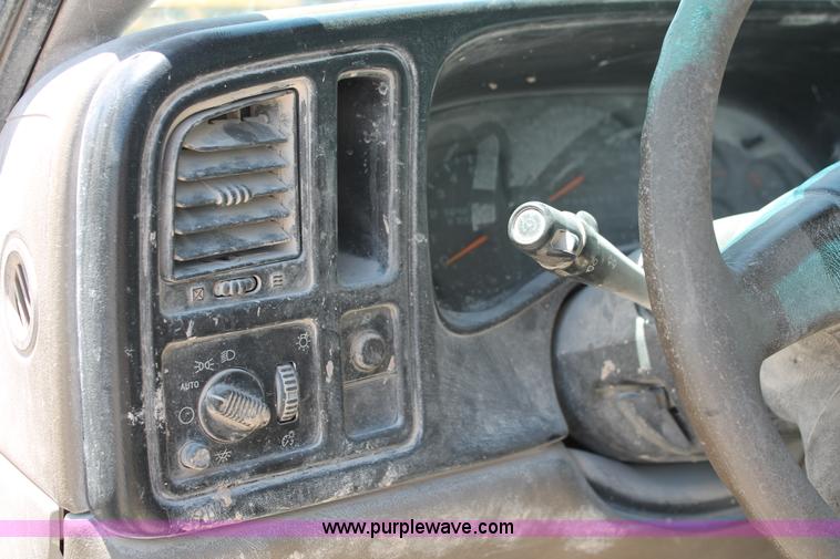 image for item K8821 2006 Chevrolet Silverado 2500HD flatbed pickup truck