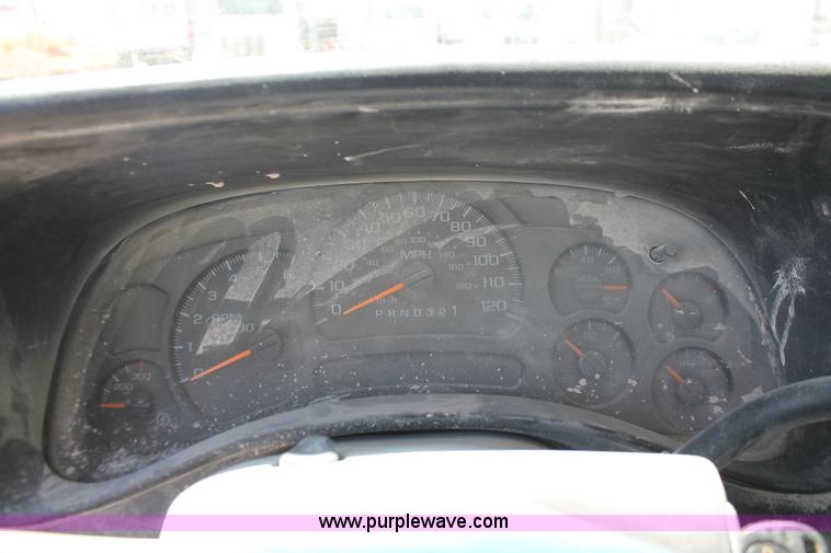 image for item K8821 2006 Chevrolet Silverado 2500HD flatbed pickup truck