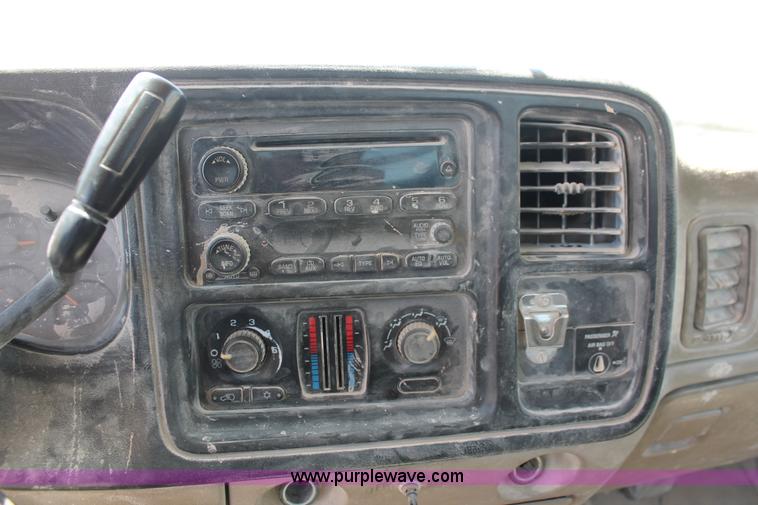 image for item K8821 2006 Chevrolet Silverado 2500HD flatbed pickup truck