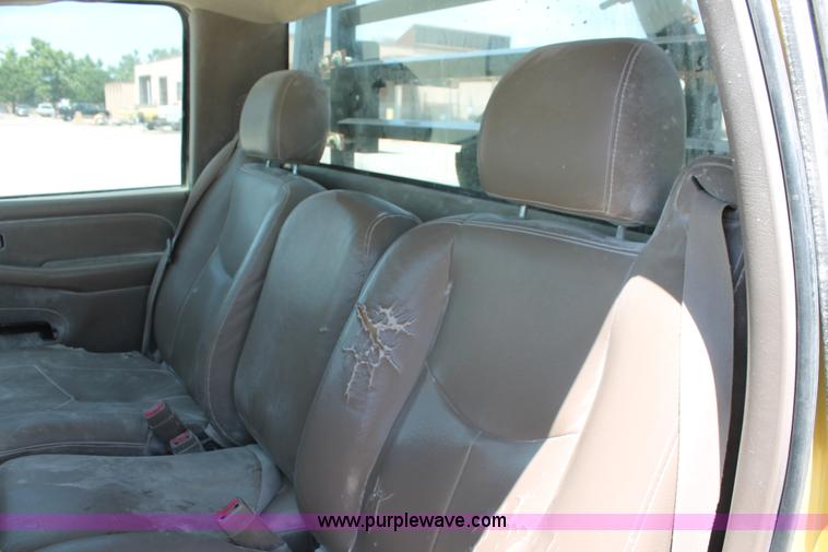 image for item K8821 2006 Chevrolet Silverado 2500HD flatbed pickup truck