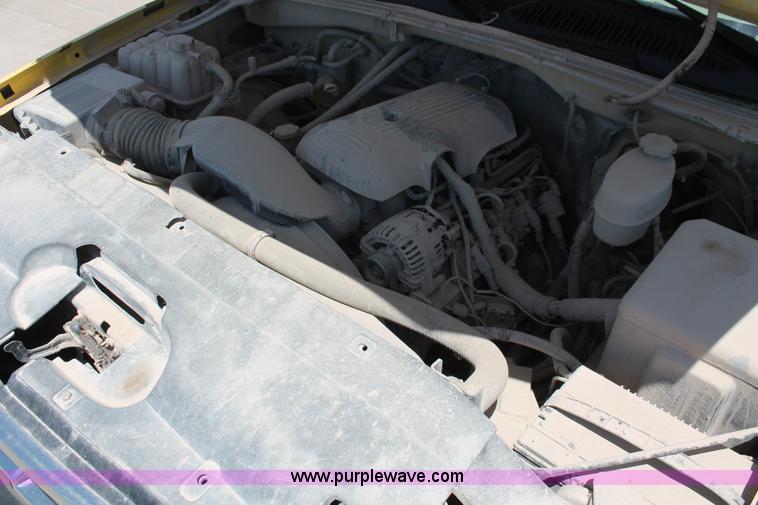 image for item K8821 2006 Chevrolet Silverado 2500HD flatbed pickup truck