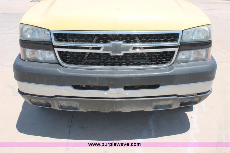 image for item K8821 2006 Chevrolet Silverado 2500HD flatbed pickup truck