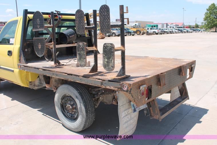 image for item K8821 2006 Chevrolet Silverado 2500HD flatbed pickup truck