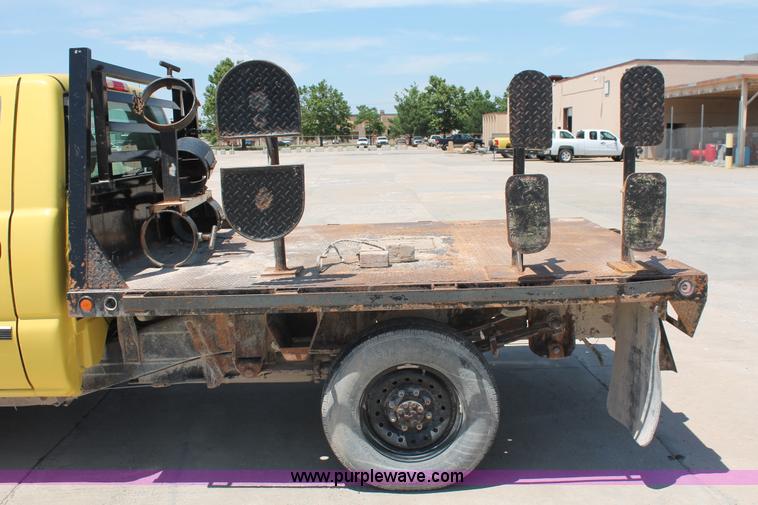 image for item K8821 2006 Chevrolet Silverado 2500HD flatbed pickup truck