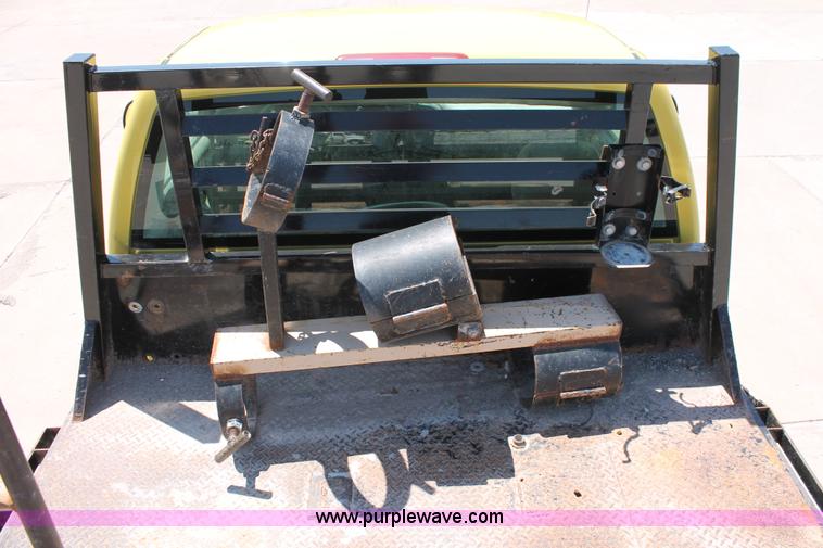 image for item K8821 2006 Chevrolet Silverado 2500HD flatbed pickup truck