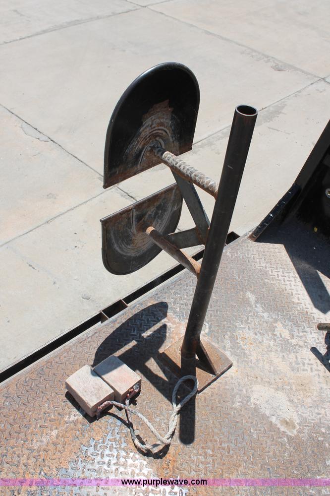 image for item K8821 2006 Chevrolet Silverado 2500HD flatbed pickup truck