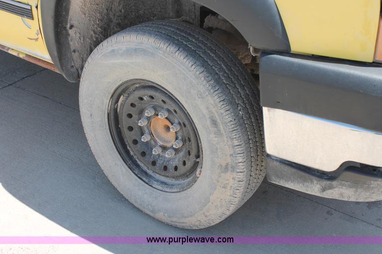 image for item K8821 2006 Chevrolet Silverado 2500HD flatbed pickup truck