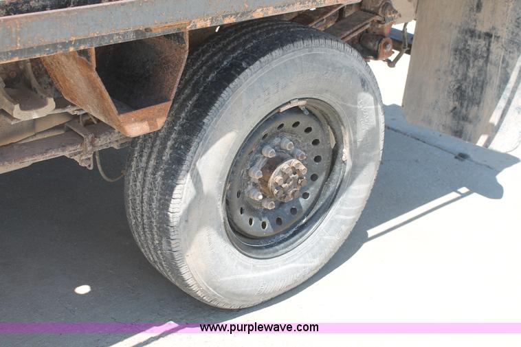 image for item K8821 2006 Chevrolet Silverado 2500HD flatbed pickup truck