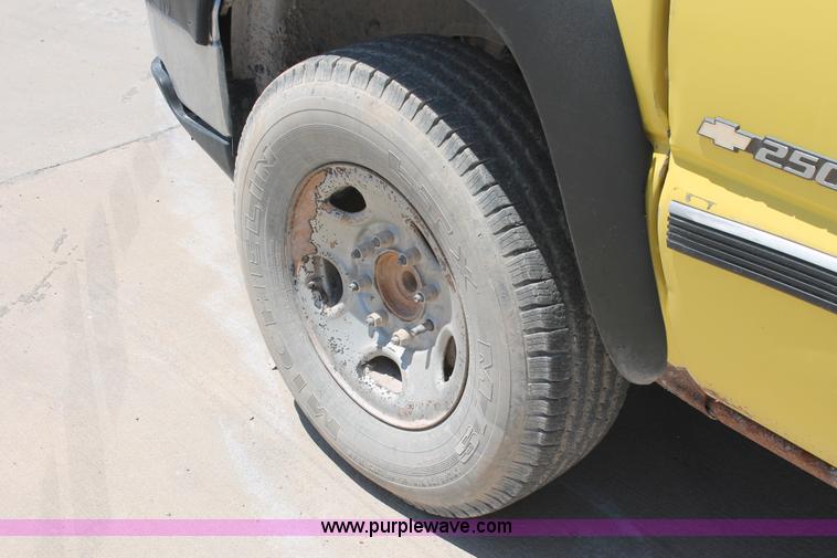 image for item K8821 2006 Chevrolet Silverado 2500HD flatbed pickup truck