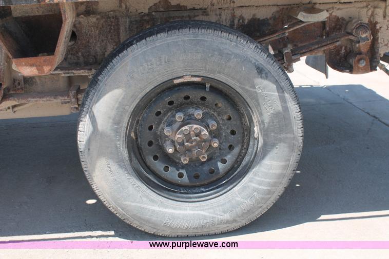 image for item K8821 2006 Chevrolet Silverado 2500HD flatbed pickup truck