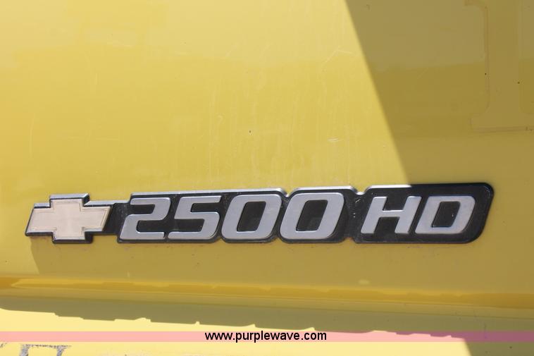 image for item K8821 2006 Chevrolet Silverado 2500HD flatbed pickup truck