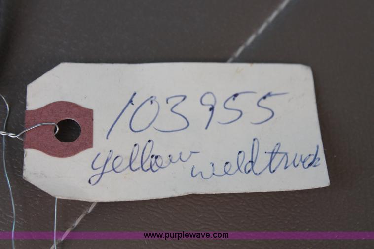 image for item K8821 2006 Chevrolet Silverado 2500HD flatbed pickup truck