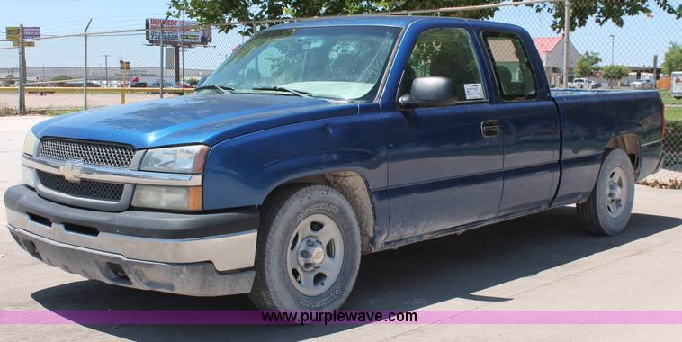 image for item K8822 2004 Chevrolet Silverado 1500 Ext. Cab pickup truck