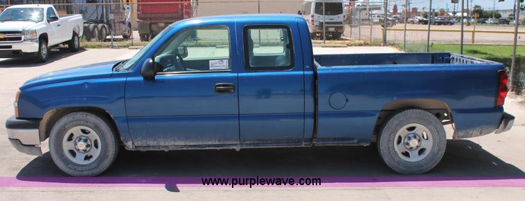 image for item K8822 2004 Chevrolet Silverado 1500 Ext. Cab pickup truck