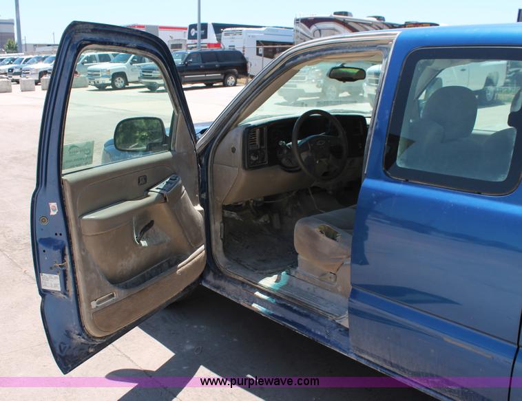 image for item K8822 2004 Chevrolet Silverado 1500 Ext. Cab pickup truck