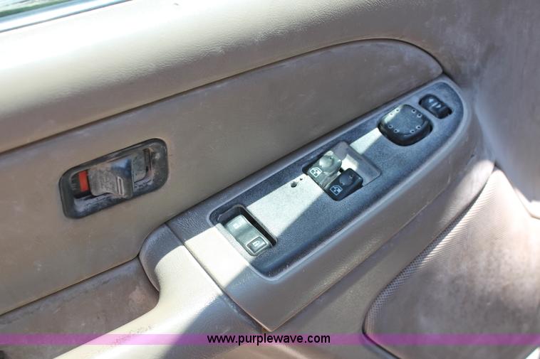 image for item K8822 2004 Chevrolet Silverado 1500 Ext. Cab pickup truck