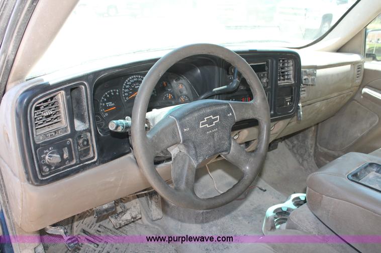 image for item K8822 2004 Chevrolet Silverado 1500 Ext. Cab pickup truck