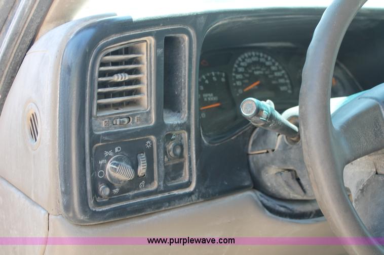 image for item K8822 2004 Chevrolet Silverado 1500 Ext. Cab pickup truck