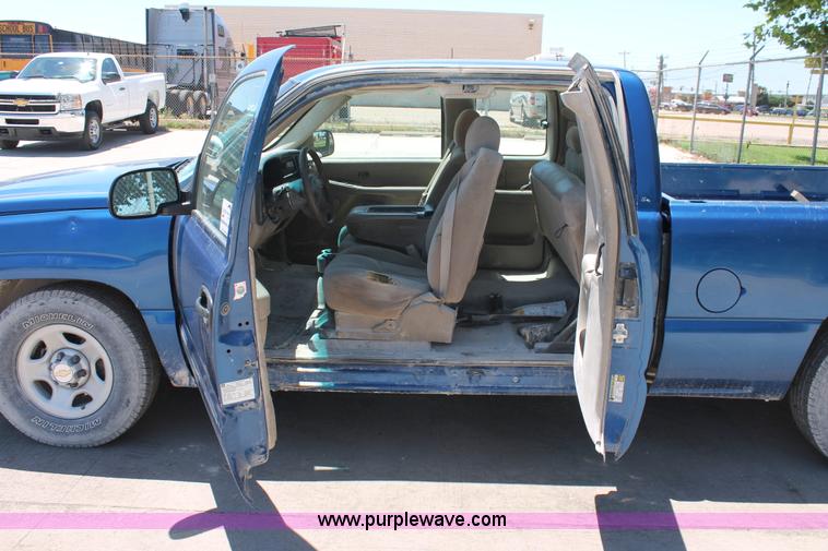 image for item K8822 2004 Chevrolet Silverado 1500 Ext. Cab pickup truck