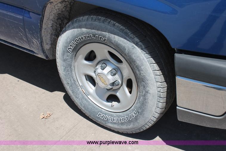 image for item K8822 2004 Chevrolet Silverado 1500 Ext. Cab pickup truck