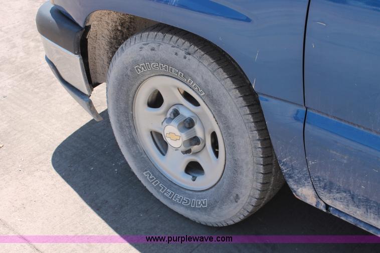 image for item K8822 2004 Chevrolet Silverado 1500 Ext. Cab pickup truck