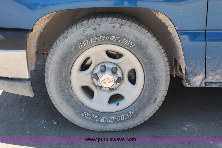 image for item K8822 2004 Chevrolet Silverado 1500 Ext. Cab pickup truck