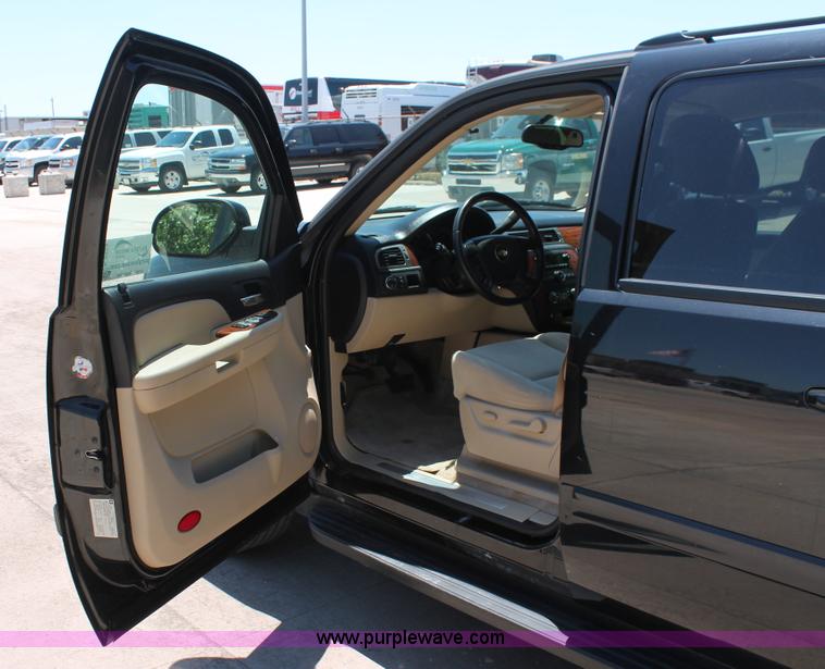 image for item K8823 2007 Chevrolet Suburban 1500 LT SUV