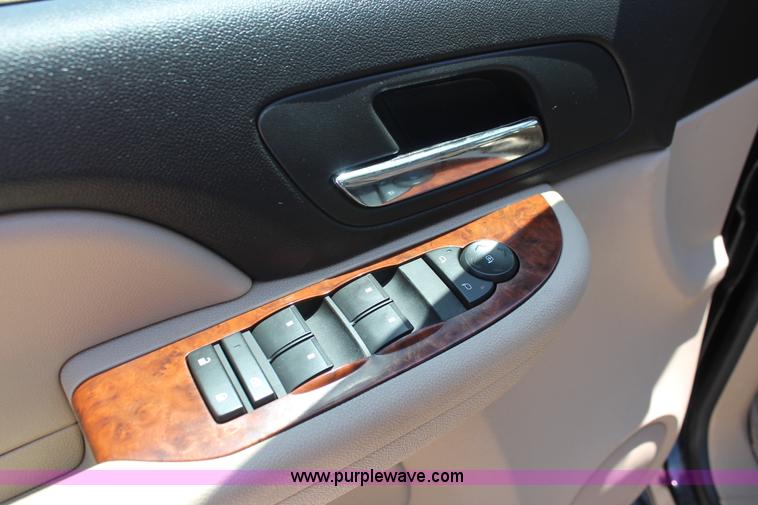 image for item K8823 2007 Chevrolet Suburban 1500 LT SUV