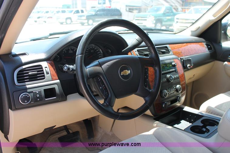 image for item K8823 2007 Chevrolet Suburban 1500 LT SUV